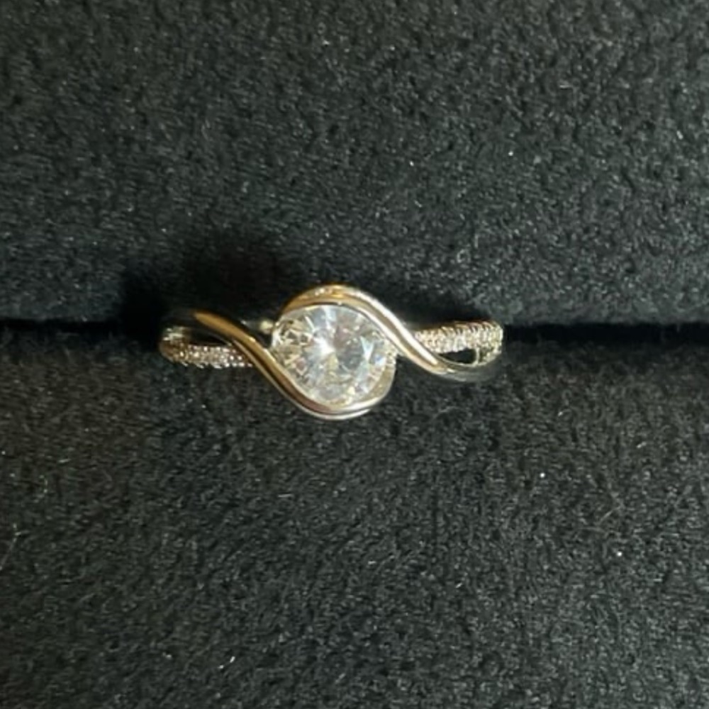 Gorgeous Certified 1.0 Round Brilliant Cut Moissanite Diamond Ring. Size 8 - Picture 3 of 11